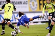 Davide Chiumiento wird in der 3. Minute penaltyreif gefoult. Er verwertet den Elfmeter zum 1:0. (Bild Keystone)