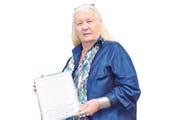 Monique Werro zeigt die Regeln in ihrem Hotel. (Bild: Kari Kälin (Brienz, 15. September 2017))