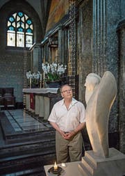 Pfarrer Leopold Kaiser bei einem Engel in der Pauluskirche. (Bild: Pius Amrein (Luzern, 20. Juni 2017))