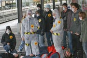 Die JUSO-Aktivisten beim Bahnhof Sarnen. (Bild: pd)