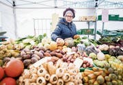 Anna Moos am Wochenmarkt mit frischem Gemüse vom Biohof Widacher in Malters. (Bild: Roger Grütter (Luzern 24. Januar 2017))