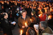 Am 13. Januar trafen sich rund 500 Unterzeichnende und Sympathisanten der Pfarrei-Initiative beim Bischofspalast in Chur und übergaben dem Bistum Briefe mit Erklärungen. (Bild: Boris Bürgisser / Neue LZ)