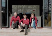 Robert Duss (links), Ehefrau Hanny (rechts) und Nachfolger René Widmer. (Bild: PD)
