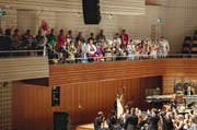 Kunst- und Alltagswelt begegneten sich: Musiker des Academy- Orchesters applaudieren der Barfuessfäger-Gugge auf der KKL-Galerie. (Bild: LF/Stefan Deuber)