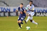 Am 26. Oktober 2013, beim 1:0-Sieg in Lausanne, spielte Xavier Hochstrasser (links, im Zweikampf mit Patrick Ekeng) zum letzten Mal über 90 Minuten. (Bild: Keystone/Martial Trezzini)