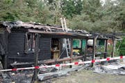 Das Gartenhaus wurde beim Brand stark beschädigt. (Bild: Luzerner Polizei)