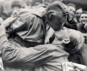 Der doppelte Goldmedaillen-Kuss: Dana Zatopkova und Emil Zatopek. (Bild: AP)