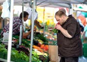 Michael Althaus, Küchenchef des Restaurants Luce in Luzern, stellt seine Menüs aus Zutaten vom Wochenmarkt zusammen.Bilder: Nadia Schärli (Luzern, 13. September 2016)