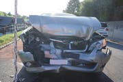 Drei Autos wurden beschädigt, vier Personen verletzt. (Bild: Zuger Polizei (Menzingen, 22. August 2017))