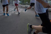 Die Krankenkassen sollen Sportliche belohnen. Im Bild: Eine Gruppe Parlamentarier und Bundesangestellte laufen am Parlamentarierlauf am 18. Juni 2015. (Bild: KEYSTONE/Lukas Lehmann)