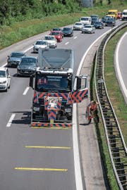 Ein Lastwagen mit Anpralldämpfer platziert die Warnschwellen. (Bild: Nadia Schärli)