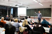 Dozent Andreas Hirner vermittelt an der Rechtsschule der Hochschule Luzern juristisches Grundwissen an Laien. (Bild: Philipp Schmidli (Luzern, 6. Dezember 2016))