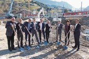 Beim gestrigen Spatenstich legte auch Samih Sawiris (Vierter von rechts) Hand an. (Bild: Philipp Zurfluh (Andermatt, 20. Oktober 2017))