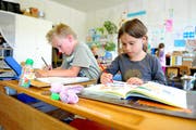 Zwei Primarschüler beim Malen. (Bild: Corinne Glanzmann (Symbolbild))