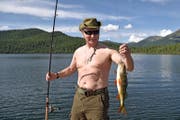 Putin als Fischer in den Ferien – wieder mal oben ohne. (Bild: EPA/ALEXEI NIKOLSKY / SPUTNIK / KREMLIN)