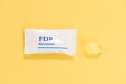 Candy as a giveaway of the Liberals (FDP) of Switzerland, on the occasion of the federal parliamentary elections 2015, in Zurich, Switzerland, on July 9, 2015. (KEYSTONE/Christian Beutler) Ein Bonbon als Werbeartikel der FDP anlaesslich der Eidgenoessischen Parlamentswahlen 2015, am 9. Juli 2015, in Zuerich. (KEYSTONE/Christian Beutler) (Symbolbild: Christian Beutler / Keystone)