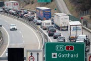 Am Mittwoch schwoll der Reiseverkehr bereits an: Stau auf der Autobahn A2 zwischen Göschenen und Amsteg. (Archivbild: Urs Flüeler/Keystone)