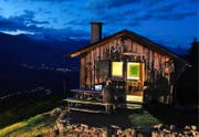 Auch auf der Alp ist Live-Fussball von SRF gefragt. Bild: Arno Balzarini/Keystone (Obersaxen, 18. Juni 2016)