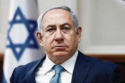 Benjamin Netanjahu, Israelischer Ministerpräsident: «Der Polizeibericht ist löchrig wie ein Schweizer Käse. Die Koalition wird bis zum Ende der Regierungsperiode aushalten.» (Bild: EPA / RONEN ZVULUN)