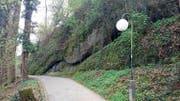 Der Tribschenhornweg führt unter anderem dieser Felswand entlang. (Bild: pd)