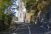 Die Kantonsstrasse im Gebiet Rotschuo/Imseli in Gersau wird im September für 4 Wochen gesperrt. (Bild: Google Maps)