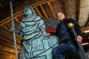 Peti Mahler ist der künstlerischer Leiter der Wagenbaugruppe der Rotsee-Husaren und posiert hier neben der Helvetia Statue. (Bild: Philipp Schmidli (Ebikon, 1. Februar 2018))