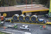 Blick auf den Lastwagen mit der neuen Gondel bei der Talstation. (Bild: Urs Flüeler / Keystone (Schwyz, 12. Oktober 2017))
