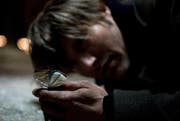 Die Welt des erfolgreichen Malers David Andernach (Mads Mikkelsen) gerät in «Die Tür» aus den Fugen, als seine Tochter wegen ihm ertrinkt. (Filmstill pd)
