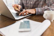 Keine Seltenheit: Ein Mitarbeiter shoppt bei der Arbeit im Internet. (Bild: Georgijevic/Getty)