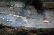 Palästinenser verstecken sich während eines Protestes gegen den Entscheid des US-Präsidenten, Jerusalem als israelische Hauptstadt anzuerkennen. (Bild: Mohammed Saber / Keystone (Gaza, 10. Dezember 2017))