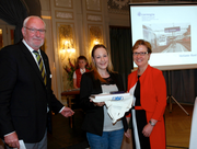 Stefanie Rast (Mitte) aus Greppen erhielt die silberne Ehrenmedaille für Ihren Einsatz als Lebensretterin.. Die Verleihung fand in Bern statt. (Bild: pd / Fred Leiser)