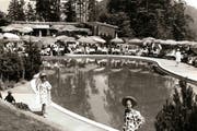 Auch diese historische Aufnahme wird in der Ausstellung präsentiert: Blick auf das Bürgenstock-Freibad während einer Modeschau in den 1960er-Jahren. (Bild: ZVG / Privatalbum Fred Hausheer (Direktor der Bürgenstock-Hotellerie in den 1960er-Jahren))