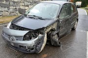 Das lädierte Auto. Im Hintergrund ist der Lastwagen zu sehen, den der Lenker nicht gesehen hat. (Bild PD/Luzerner Polizei)