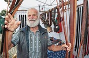 Sattler Christian Meyer präsentiert seine Ware am Markt. (Bild: Roger Zbinden (Zug, 12. August 2017))