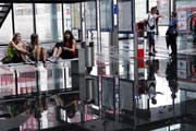 Das Unwetter hat den Bahnhof Zug mit Wasser gefüllt. (Bild Werner Schelbert/Neue ZZ)