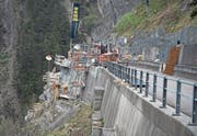 Die Mitarbeiter der Firma Porr Suisse haben während mehrerer Wochen unter Hochdruck gearbeitet, um den Terminplan zur Wiedereröffnung der Bristenstrasse einhalten zu können. (Bild: Corinne Glanzmann (Bristen, 11. April 2017))