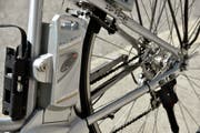 Beim E-Biken wurde der Velofahrer mittelschwer verletzt. (Symbolbild) (Bild: Keystone)