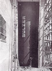 Der im Jahr 1939 eingebaute Heizwasserkessel der Firma Sulzer auf dem Areal der L&G an der Gubelstrasse liefert Wärme (Bild links). Damit auch Torf genutzt und verbrannt werden konnte, musste ein Hochkamin gebaut werden. (Bild: Archiv für Zeitgeschichte (ETH Zürich)/Verein Industriepfad Lorze)