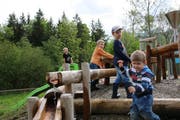 Kinder spielen an der Station «Wasserschloss». (Bild: pd)
