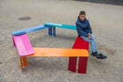 Knallig: Die bunten, verschiebbaren Sitzbänke sind für Jim Bischof (11) wegen der fehlenden Rückenlehne zu ungemütlich. (Bild: Dominik Wunderli (Luzern, 12. September 2017))