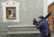 Journalist von Radiotelevisiun Svizra Rumantscha im bündnerischen Tschlin. (Bild: Gian Ehrenzeller/Keystone (28. November 2017))