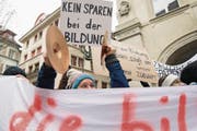 Schüler und Lehrer protestieren gegen Kürzungen bei der Bildung vor dem Regierungsgebäude. (Bild: Urs Flüeler/Keystone)
