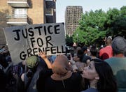 «Gerechtigkeit für Grenfell»: Demonstranten vor dem abgebrannten Hochhaus im Stadtbezirk Kensington. (Bild: Tim Ireland/AP (London, 16. Juni 2017))