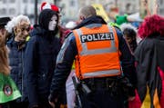 Ein Polizist kontrolliert einen Fasnächtler am Schmutzigen Donnestag in Luzern. (Bild: Alexandra Wey (Luzern, 24. Februar 2017))