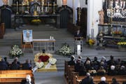 In der Pfarrkirche Horw erinnert ein Porträt an Friedel Rausch – vor dem Altar steht seine Urne. (Bild: Timmy Memeti (Horw, 27. November 2017))