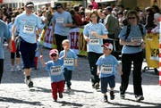 Auch in den vergangenen Jahren hatten die Familien Spass am Luzerner Stadtlauf, wie dieses Bild aus dem Jahr 2008 zeigt. (Bild: Nadia Schärli/Archiv LZ (Luzern, 26. April 2018))