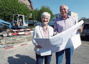 Geschäftsleiterin Ruth Dössegger und der abtretende Präsident Toni Luginbühl an der Ecke Enikerweg–Pilatusstrasse, wo die Gemeinnützige Baugenossenschaft einen Neubau realisiert. (Bild: Werner Schelbert (Cham, 12. April 2017))