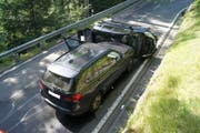 Die Insassen des gekippten Fahrzeugs hatten Glück trotz allem: Sie erlitten nur geringe Verletzungen. (Bild: PD/Zuger Polizei)
