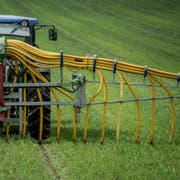 Ein Traktor verteilt Gülle. (Bild: Pius Amrein/LZ)