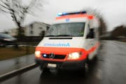 Der Verunfallte wurde mit der Ambulanz ins Spital gefahren. (Symbolbild Neue LZ)
